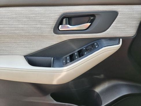 Used 2023 Nissan Rogue SV image 32