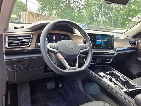 Used 2025 Volkswagen Atlas SE image 15