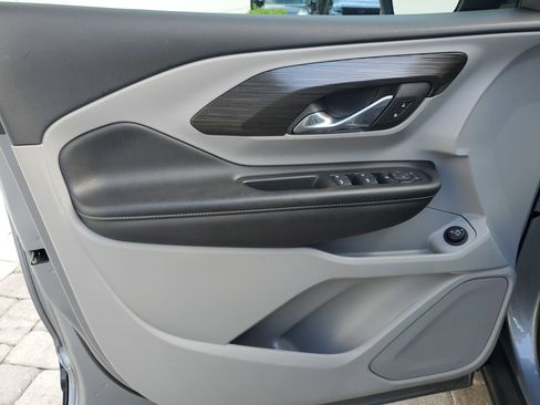 Used 2024 GMC Terrain SLE w/ Driver Convenience Package image 10