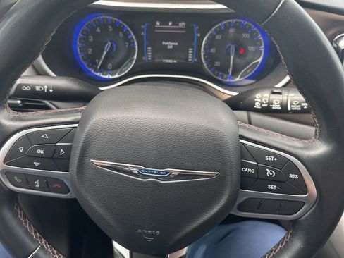 Used 2017 Chrysler Pacifica Touring-L FWD image 6