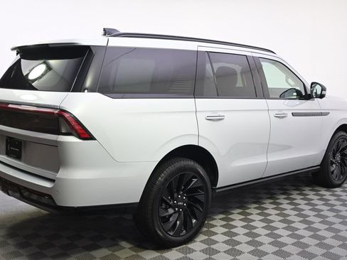 New 2026 Lincoln Navigator Reserve w/ Jet Appearance Package AWD/4WD image 7