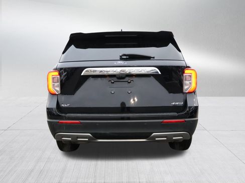 Used 2022 Ford Explorer XLT w/ Equipment Group 202A image 6