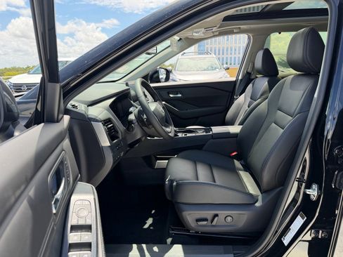 New 2025 Nissan Rogue SL w/ Tech Package FWD image 5