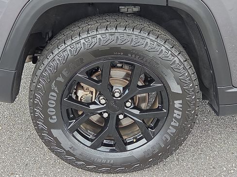Used 2024 Jeep Grand Cherokee Altitude AWD/4WD image 7