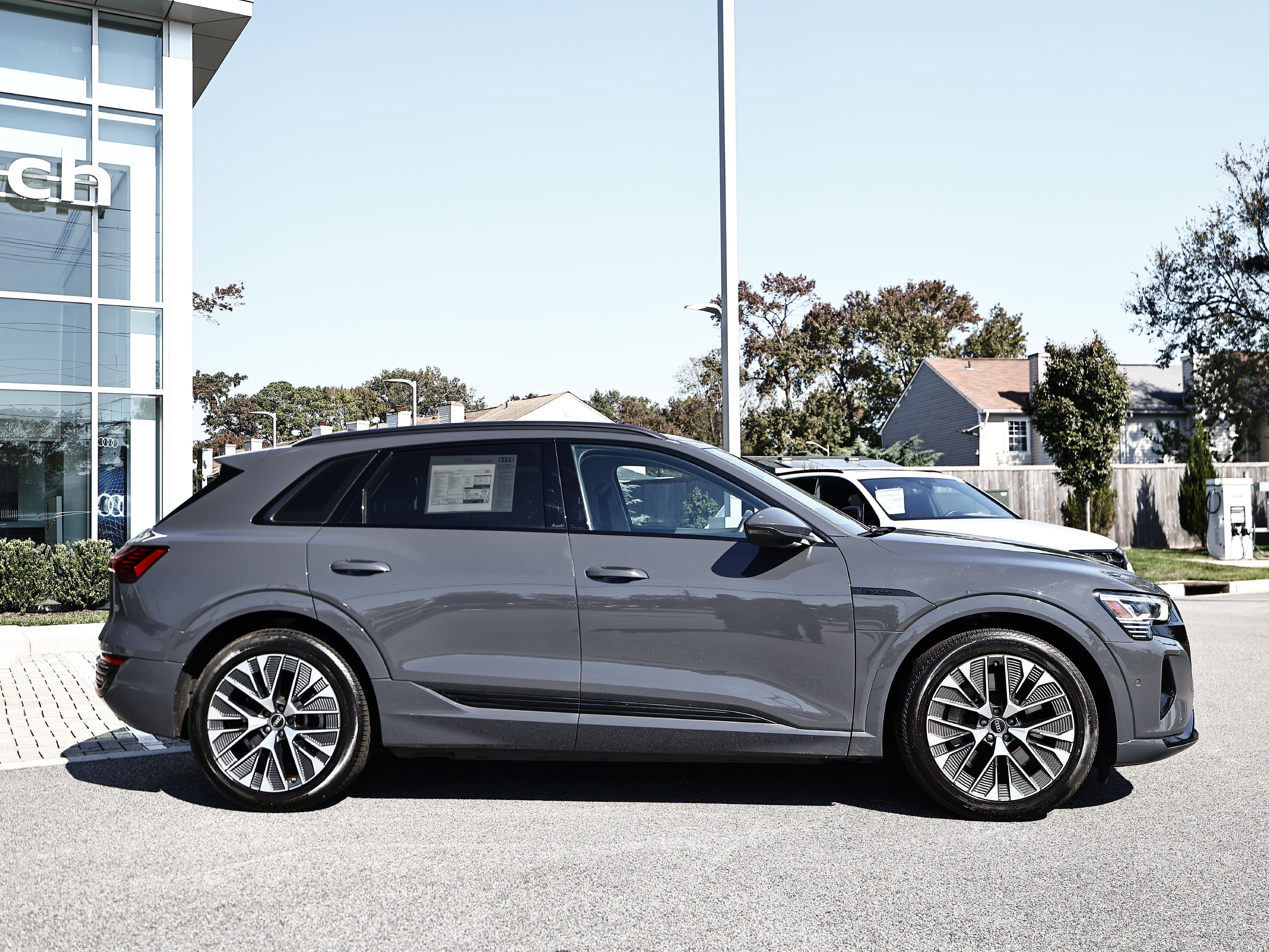 Used 2024 Audi Q8 e-tron Premium Plus AWD/4WD image 4