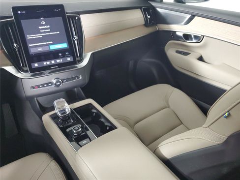 Certified 2026 Volvo XC90 B6 Plus AWD/4WD image 15