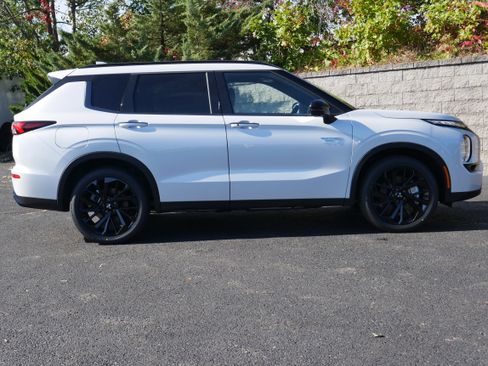 New 2025 Mitsubishi Outlander image 8