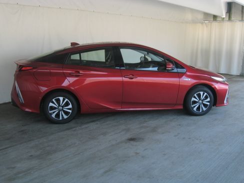 Used 2017 Toyota Prius Prime Advanced image 6