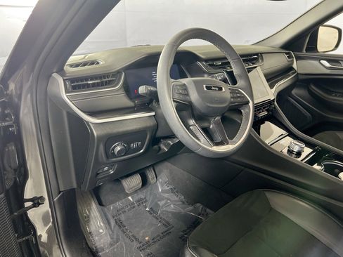 Used 2023 Jeep Grand Cherokee Altitude AWD/4WD image 9