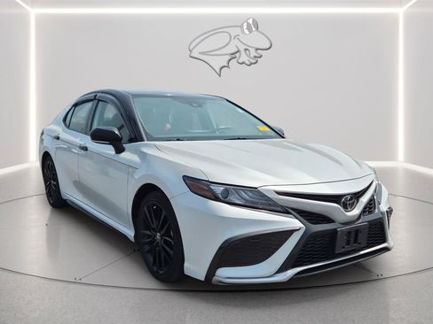 Used 2022 Toyota Camry XSE FWD image 3