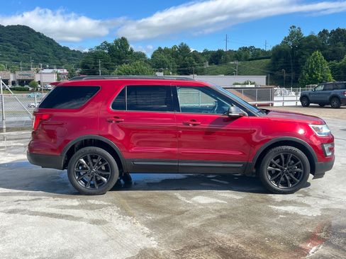 Used 2017 Ford Explorer XLT w/ Equipment Group 202A AWD/4WD image 2