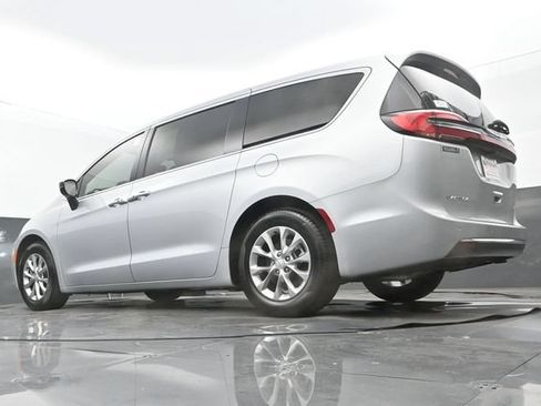 Used 2026 Chrysler Pacifica Limited FWD image 26