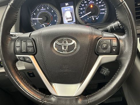 Used 2017 Toyota Sienna XLE Premium image 17