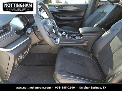 New 2025 Jeep Grand Cherokee Altitude image 18