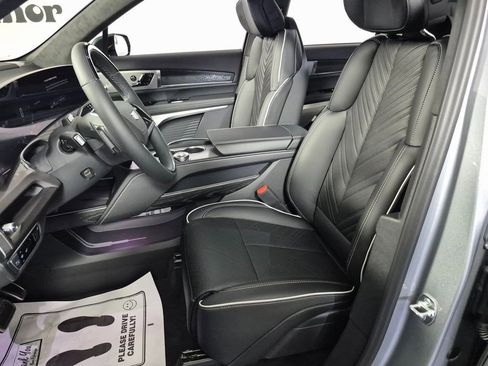 New 2026 Cadillac Vistiq Platinum w/ LPO, Floor Liner Package image 19