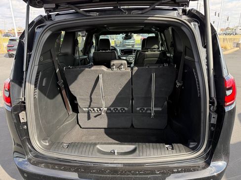 Used 2025 Chrysler Pacifica Limited image 13
