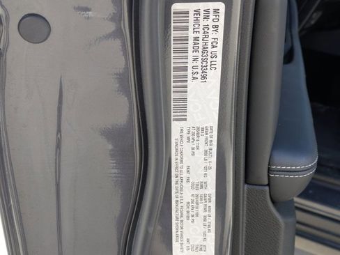 Used 2025 Jeep Grand Cherokee Laredo image 16