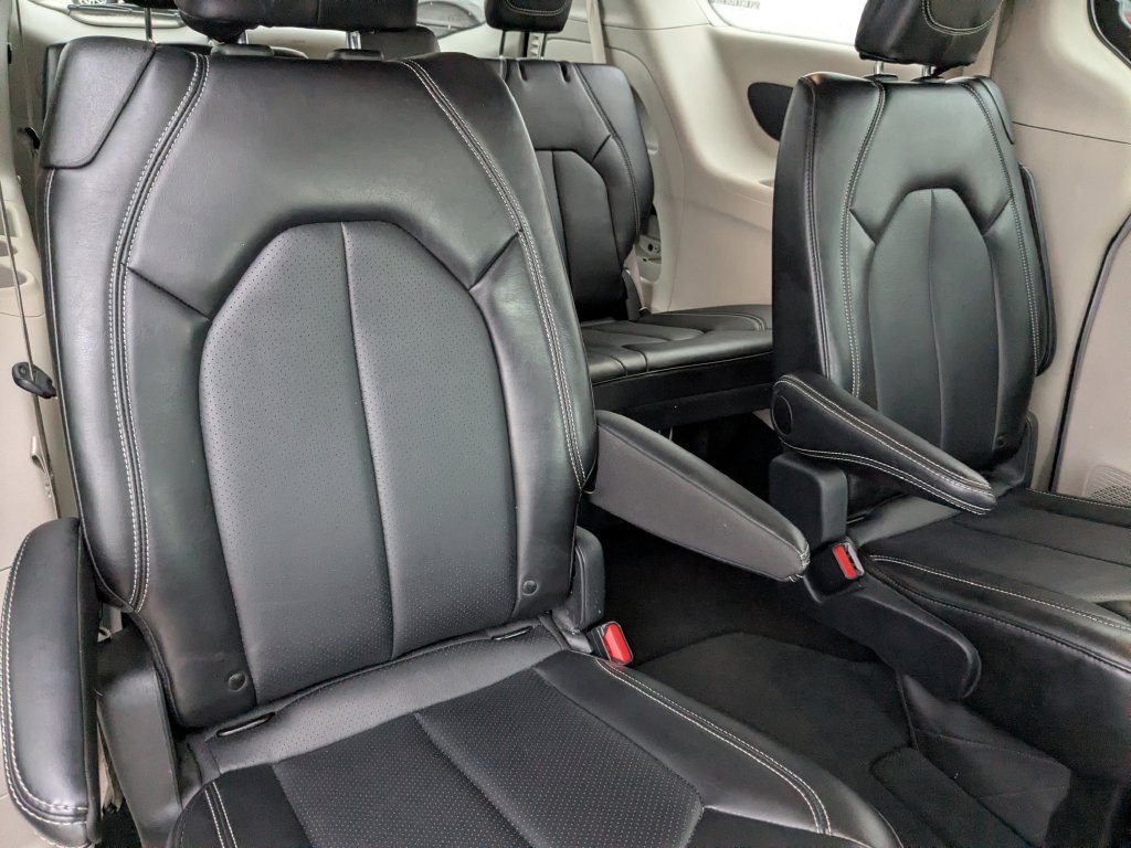 Used 2024 Chrysler Pacifica Touring-L FWD image 16