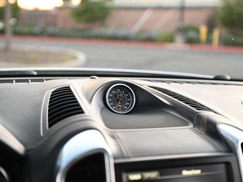 Used 2016 Porsche Cayenne Turbo image 30