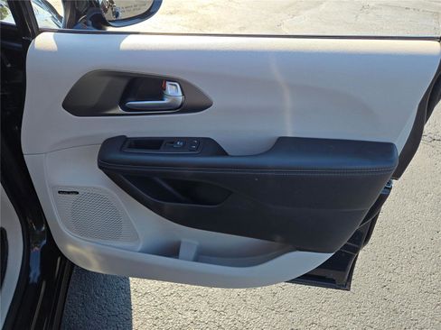 Certified 2018 Chrysler Pacifica Limited image 4