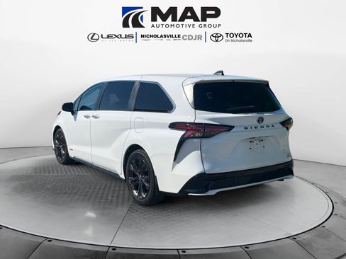 Used 2021 Toyota Sienna XSE FWD image 2
