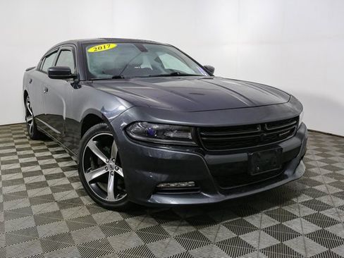 Used 2017 Dodge Charger SXT image 3