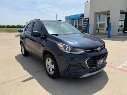 Used 2019 Chevrolet Trax LT w/ LPO, Cargo Package FWD image 1