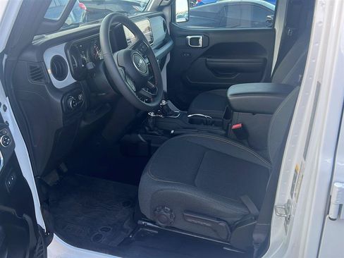 Used 2024 Jeep Gladiator Sport AWD/4WD image 5