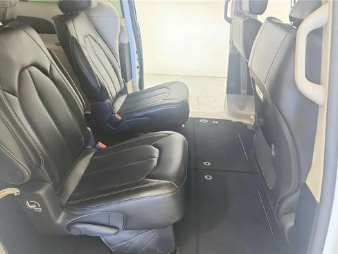 Used 2023 Chrysler Pacifica Touring-L FWD image 37