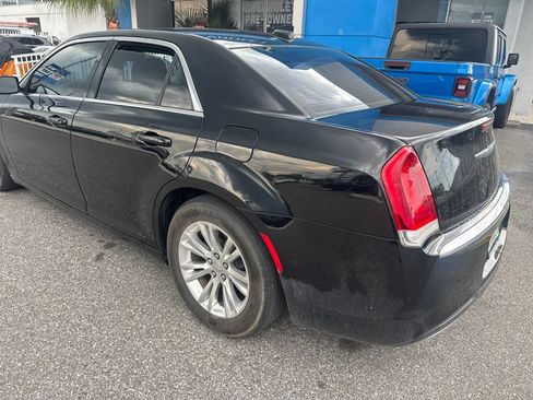 Used 2018 Chrysler 300 Touring w/ Driver Convenience Group RWD image 7