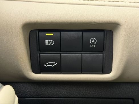 Used 2023 Toyota Highlander XLE AWD/4WD image 23