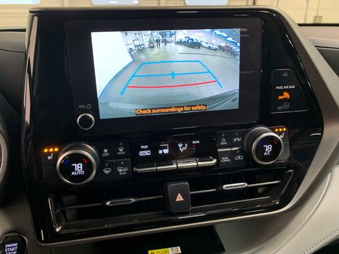 Used 2023 Toyota Highlander XLE image 5