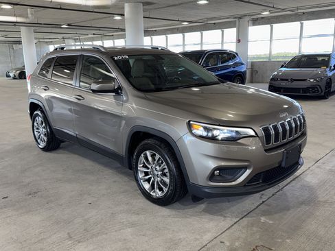 Used 2019 Jeep Cherokee Latitude Plus image 2