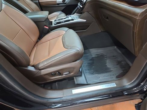 Used 2022 Ford Explorer King Ranch w/ Premium Technology Package image 12