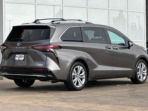 Certified 2024 Toyota Sienna Platinum image 4