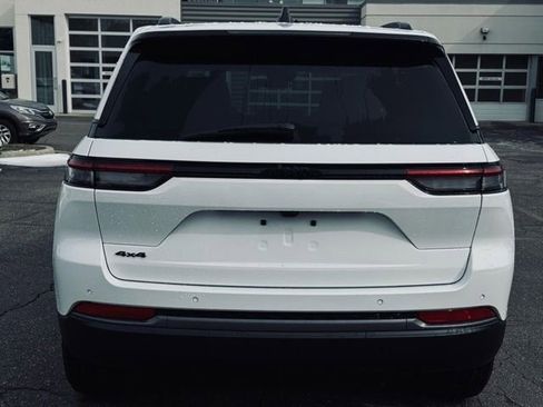 New 2026 Jeep Grand Cherokee Altitude image 7