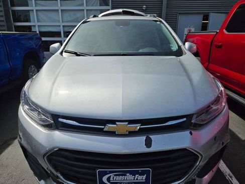 Used 2021 Chevrolet Trax LT FWD image 2