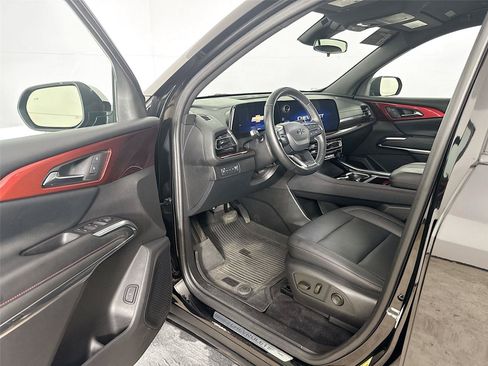 Used 2024 Chevrolet Traverse Z71 AWD/4WD image 3