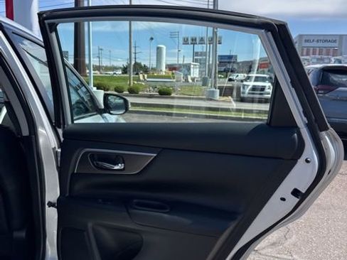 Used 2015 Nissan Altima 3.5 SL FWD image 17