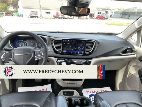 Used 2023 Chrysler Pacifica Touring-L FWD image 12