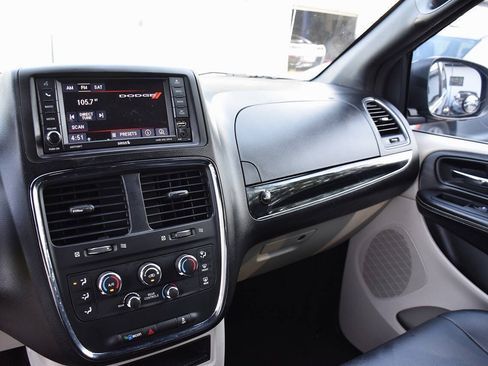 Used 2017 Dodge Grand Caravan SXT FWD image 18