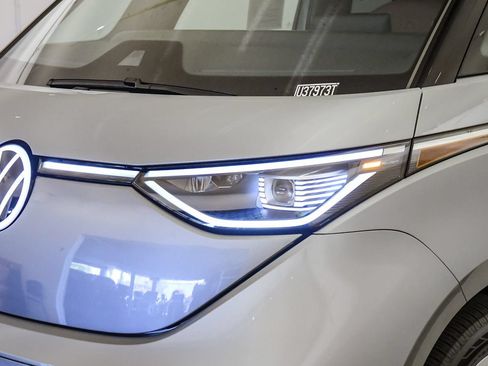 Used 2025 Volkswagen ID. Buzz Pro S RWD image 9
