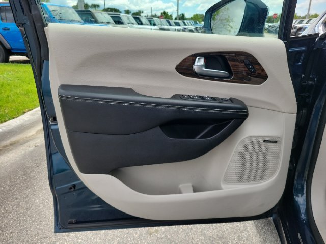 Used 2022 Chrysler Pacifica Limited w/ Uconnect Theater Family Group AWD/4WD image 19