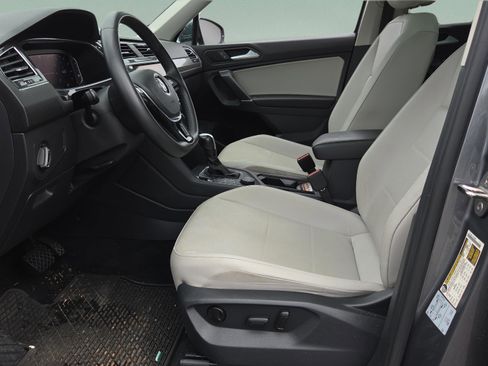 Used 2020 Volkswagen Tiguan SE image 11