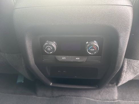 Used 2025 Chevrolet Traverse LT image 16