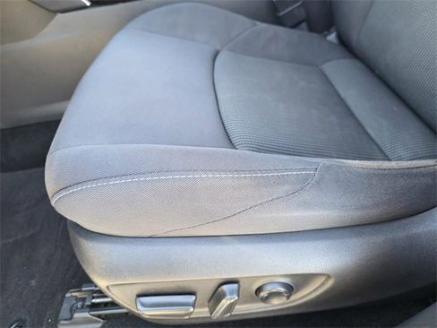 Used 2021 Toyota Venza LE image 19