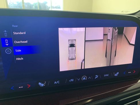 Used 2024 Chevrolet Traverse Z71 w/ Enhanced Driving Package image 39