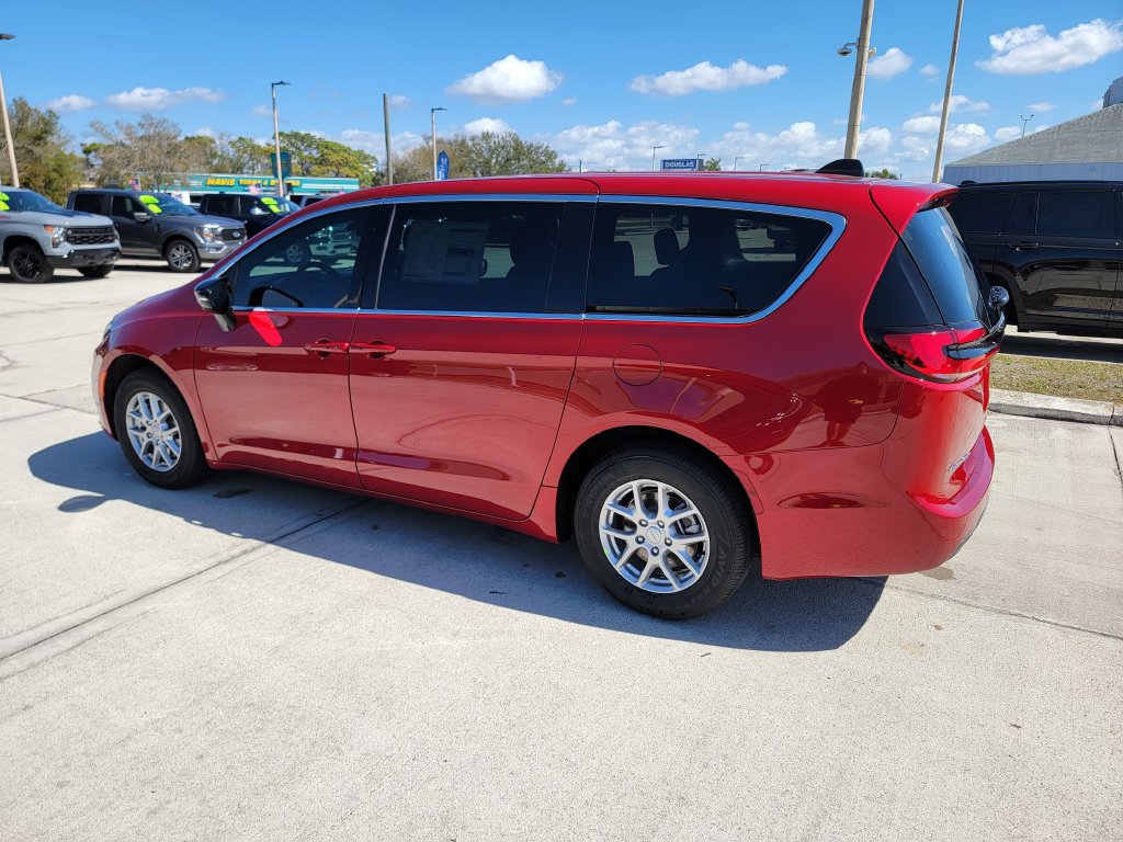 New 2026 Chrysler Pacifica Select FWD image 3
