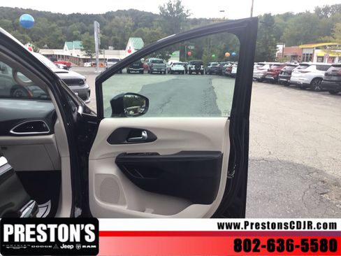 Used 2024 Chrysler Pacifica Touring-L FWD image 30