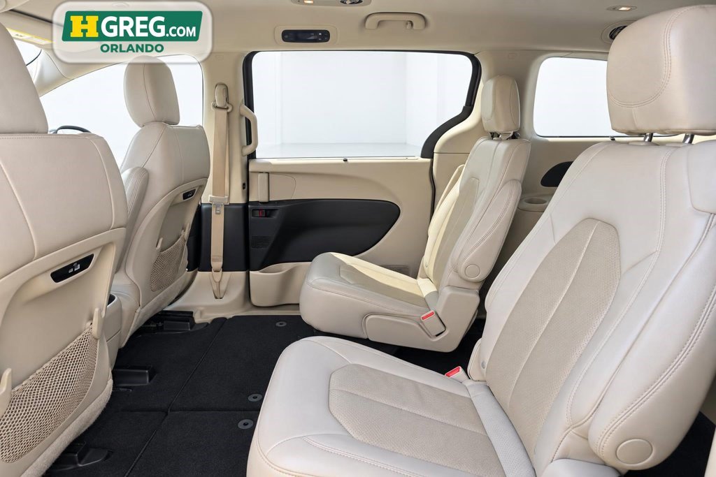 Used 2021 Chrysler Pacifica Touring-L FWD image 12